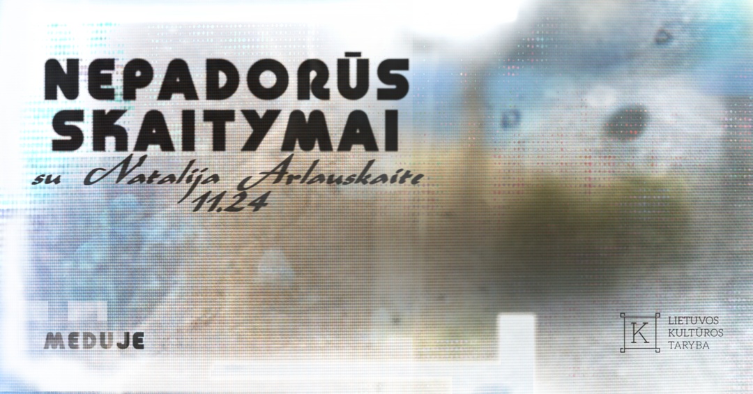 Melsvas ir pilkšvas dėmėtas fonas, retro estetika, juodas užrašas